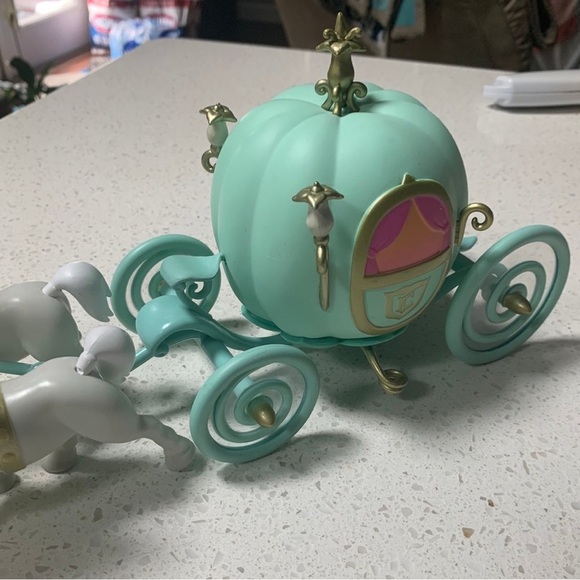 Funko collectible Cinderella carriage - Picture 3 of 5